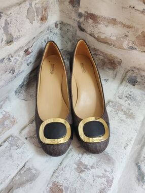 Michael Kors MK Monogram Logo Buckle Kitten Heels Brown Pumps Size 10M